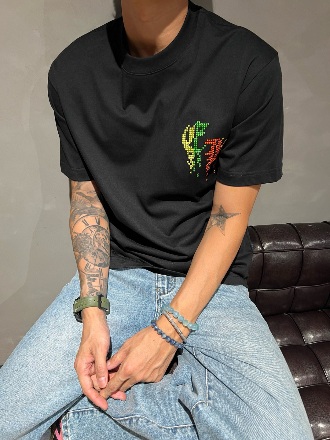 克罗心的夏季新款刺绣纯棉短袖T恤太绝啦👏面料用的都是高品质纯棉，柔软亲肤，透气性超棒。宽松的版型休闲感拉