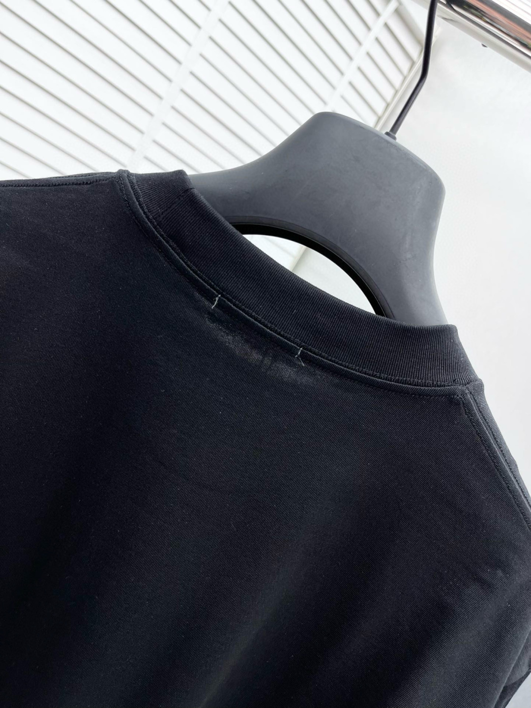 Loew* 25ss新款短袖，定制280克全棉面料，前幅印花logo，非常简约大气的一款 无论是上身舒适