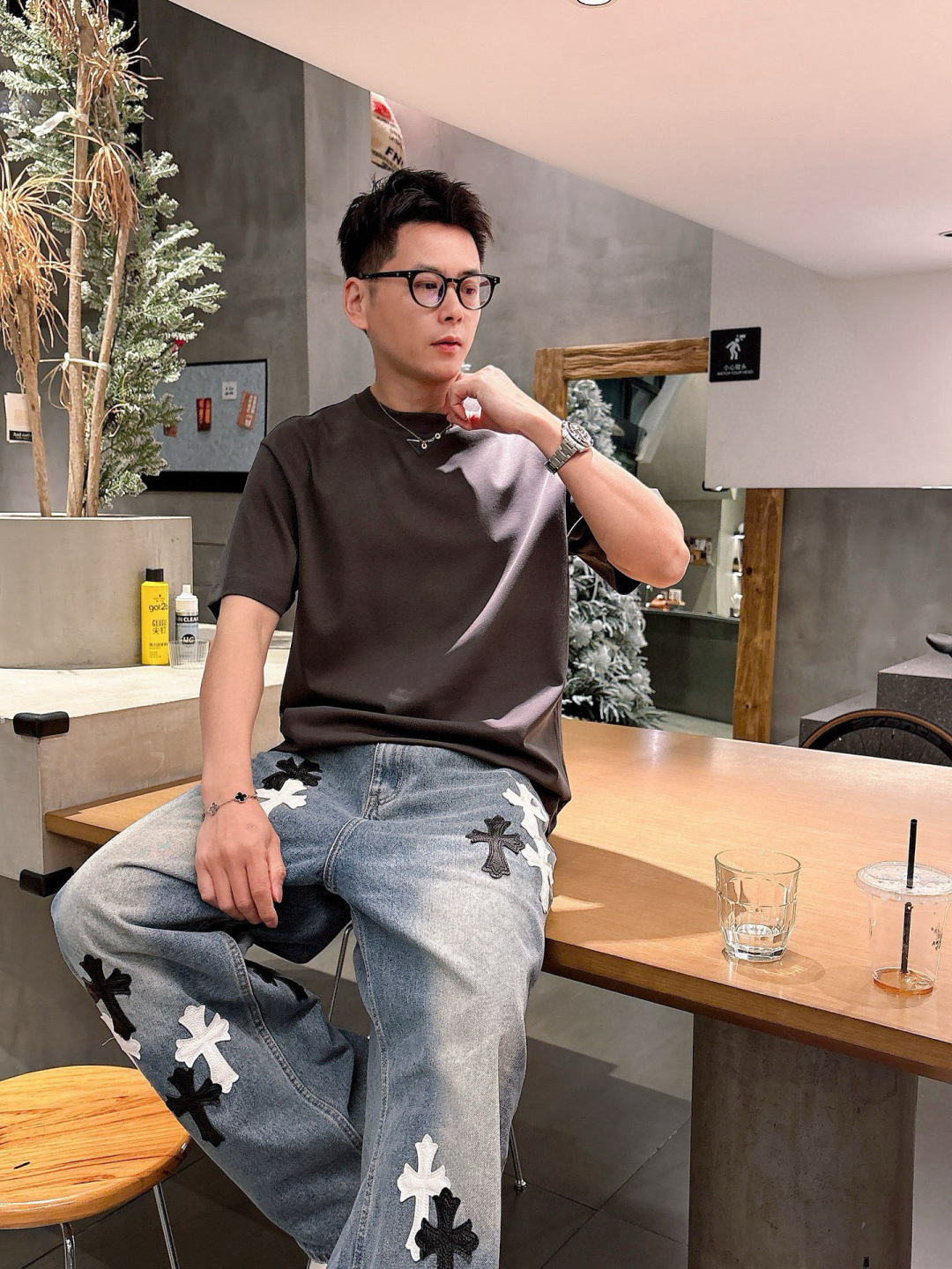 普拉达短袖系列季度：2025春夏颜色：黑色 白色 石墨灰尺码: m-5xL版型：微阔版型克重：220克重