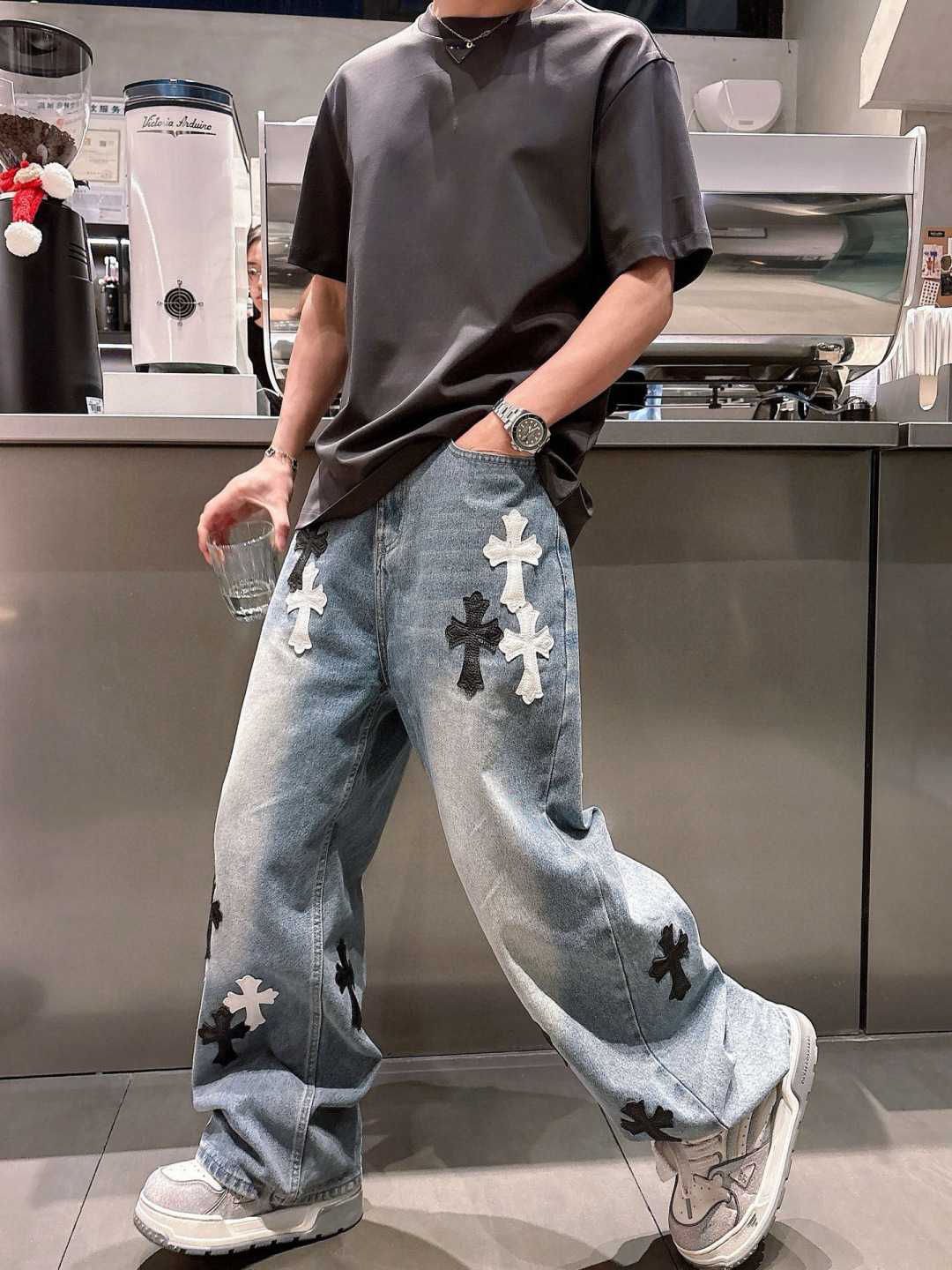 普拉达短袖系列季度：2025春夏颜色：黑色 白色 石墨灰尺码: m-5xL版型：微阔版型克重：220克重