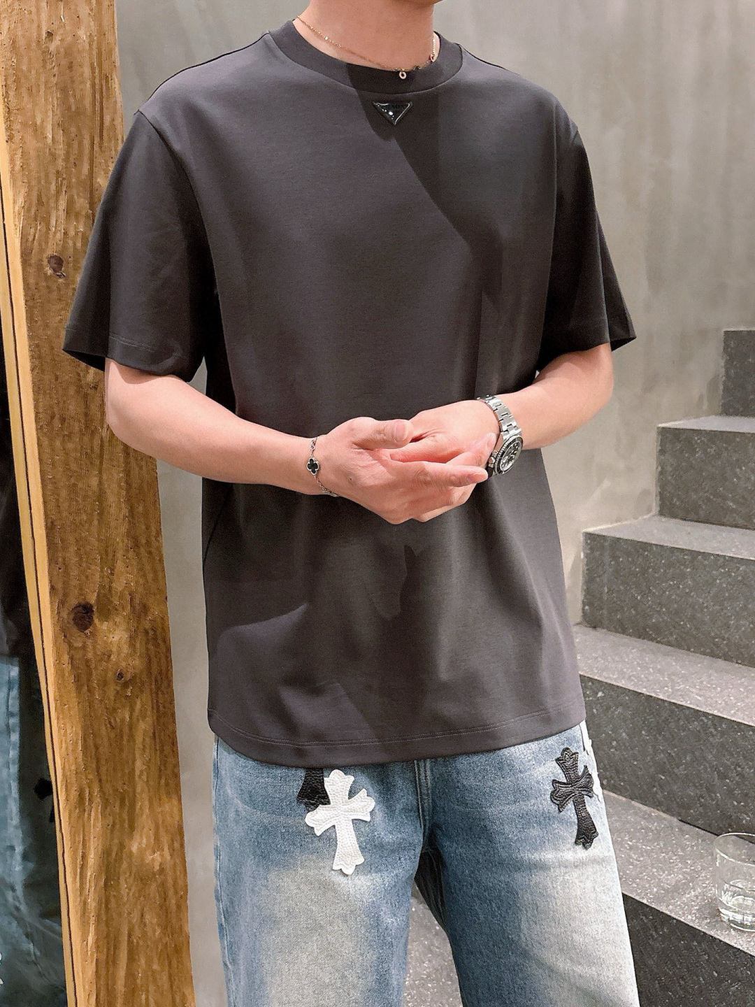 普拉达短袖系列季度：2025春夏颜色：黑色 白色 石墨灰尺码: m-5xL版型：微阔版型克重：220克重