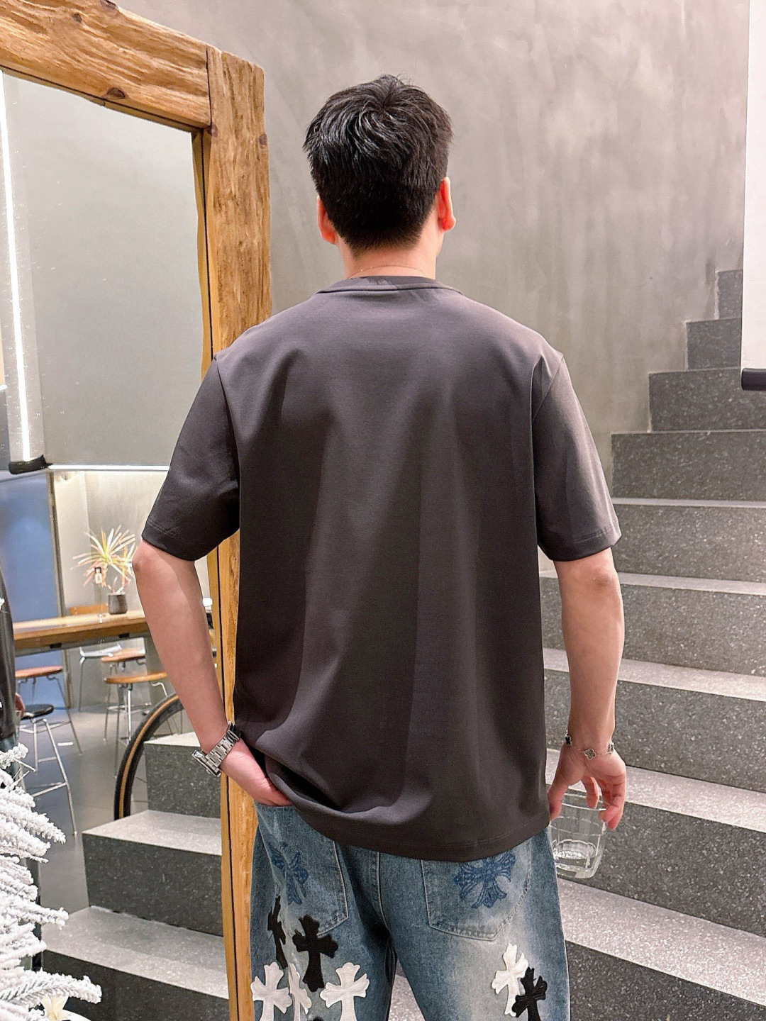 普拉达短袖系列季度：2025春夏颜色：黑色 白色 石墨灰尺码: m-5xL版型：微阔版型克重：220克重