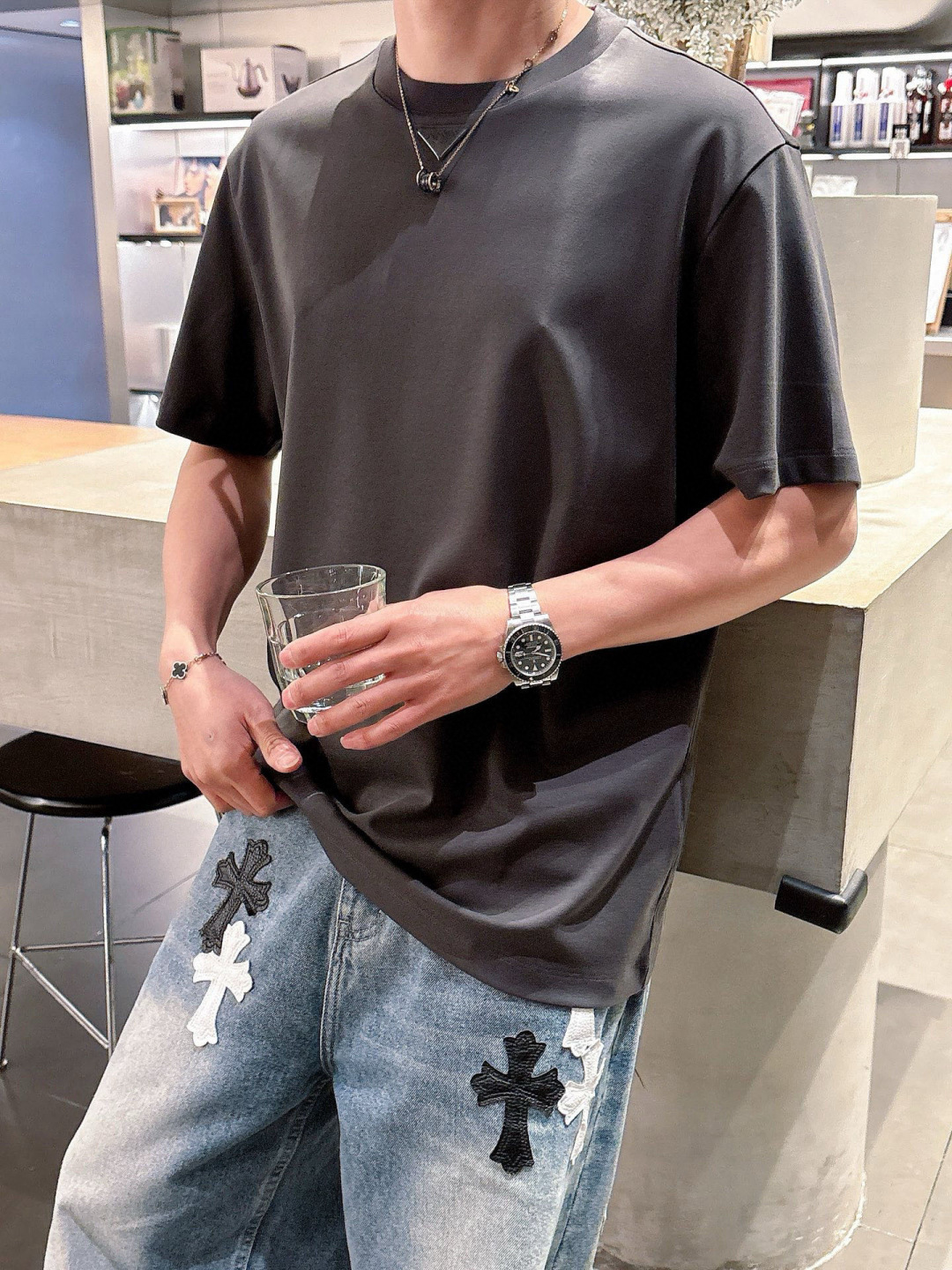 普拉达短袖系列季度：2025春夏颜色：黑色 白色 石墨灰尺码: m-5xL版型：微阔版型克重：220克重