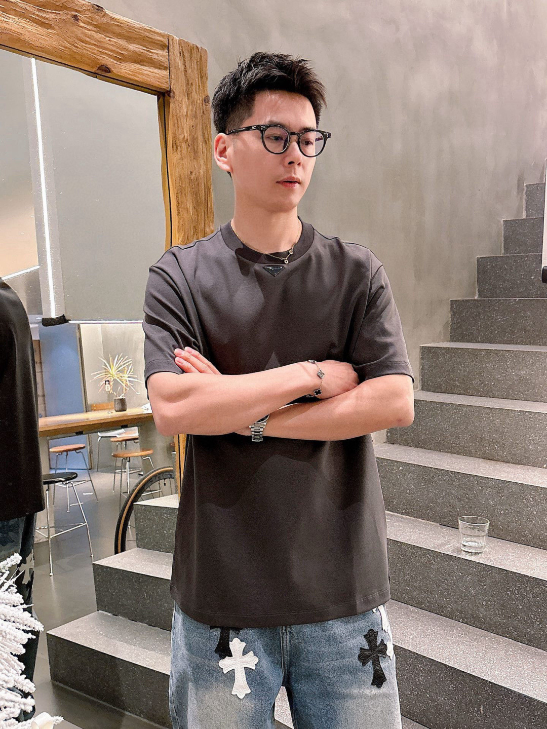 普拉达短袖系列季度：2025春夏颜色：黑色 白色 石墨灰尺码: m-5xL版型：微阔版型克重：220克重