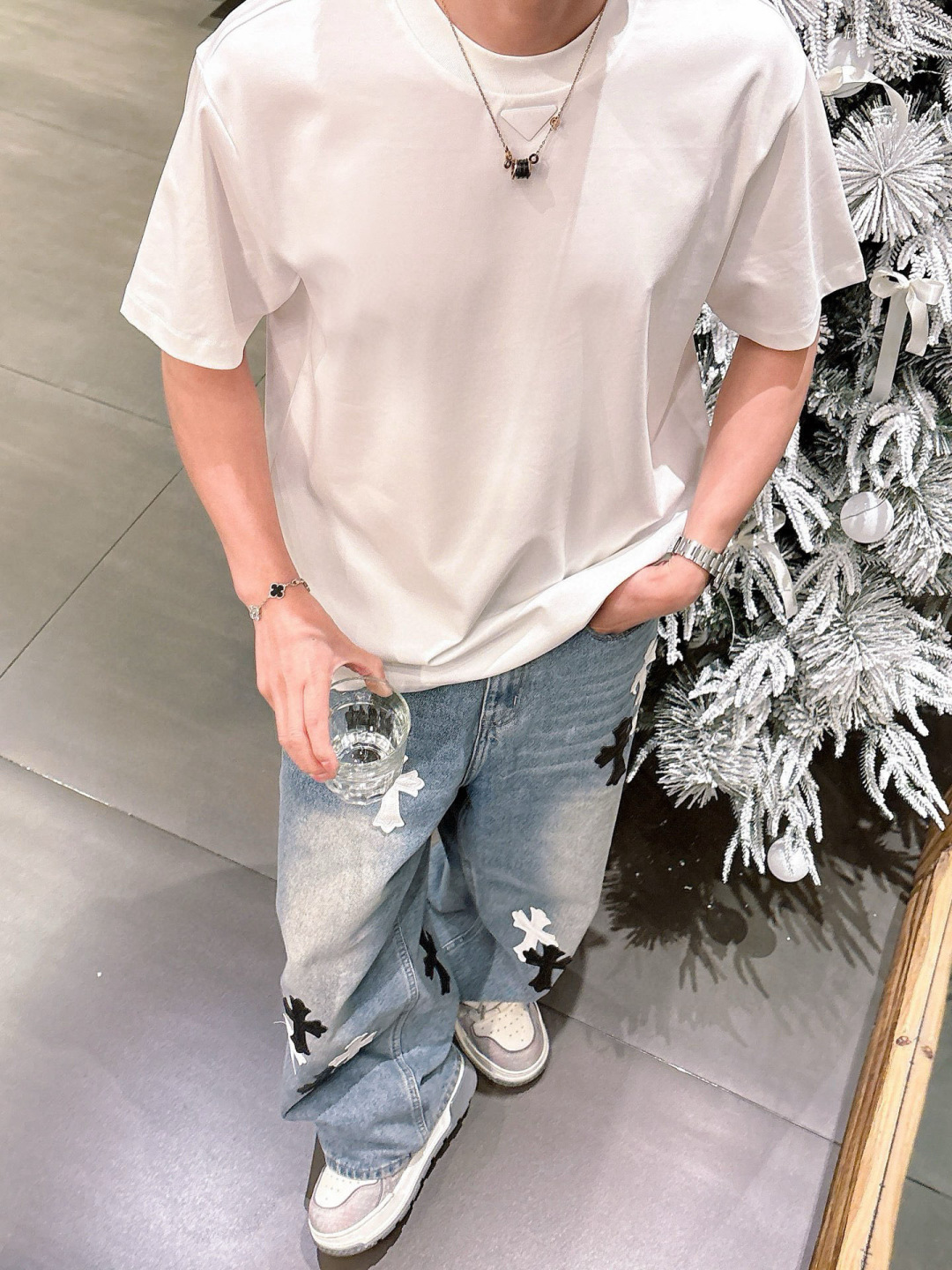 普拉达短袖系列季度：2025春夏颜色：黑色 白色 石墨灰尺码: m-5xL版型：微阔版型克重：220克重