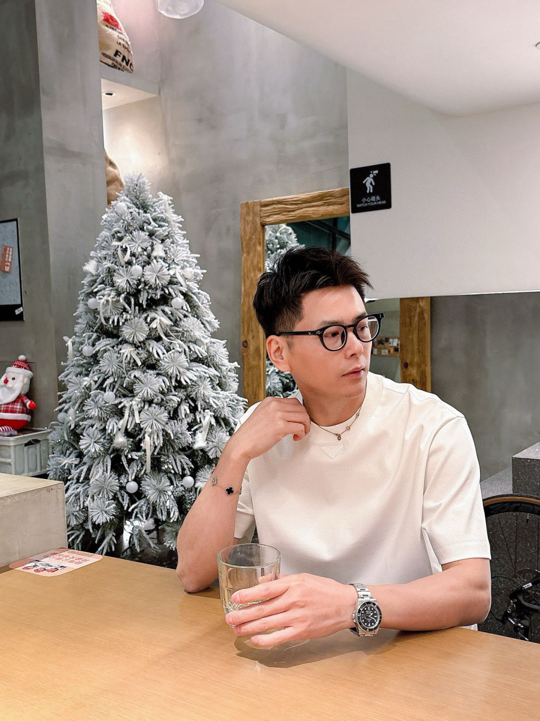 普拉达短袖系列季度：2025春夏颜色：黑色 白色 石墨灰尺码: m-5xL版型：微阔版型克重：220克重