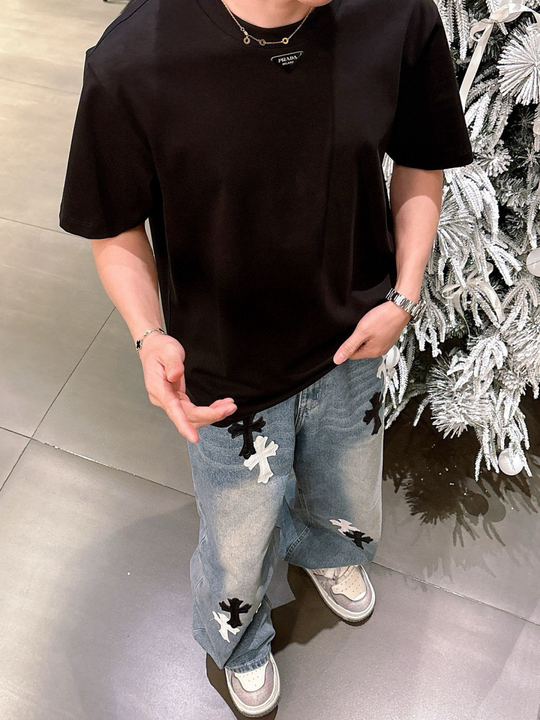 普拉达短袖系列季度：2025春夏颜色：黑色 白色 石墨灰尺码: m-5xL版型：微阔版型克重：220克重