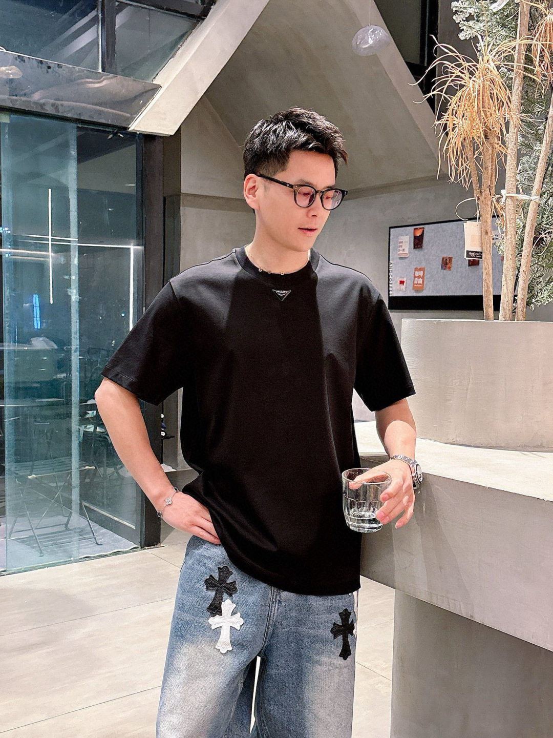 普拉达短袖系列季度：2025春夏颜色：黑色 白色 石墨灰尺码: m-5xL版型：微阔版型克重：220克重