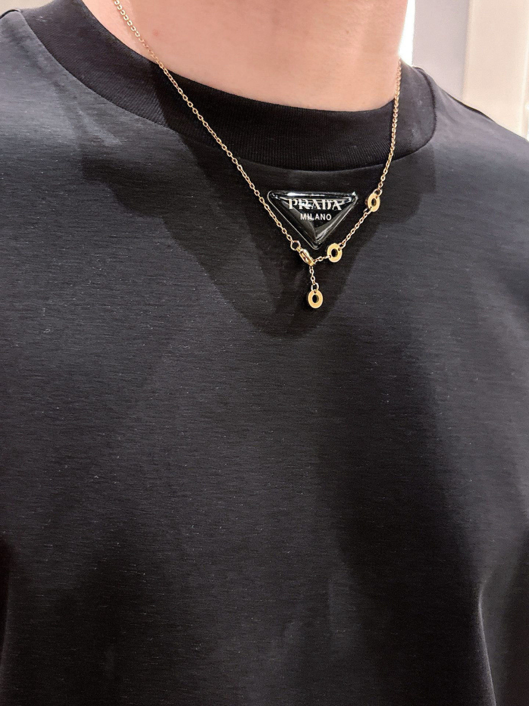 普拉达短袖系列季度：2025春夏颜色：黑色 白色 石墨灰尺码: m-5xL版型：微阔版型克重：220克重