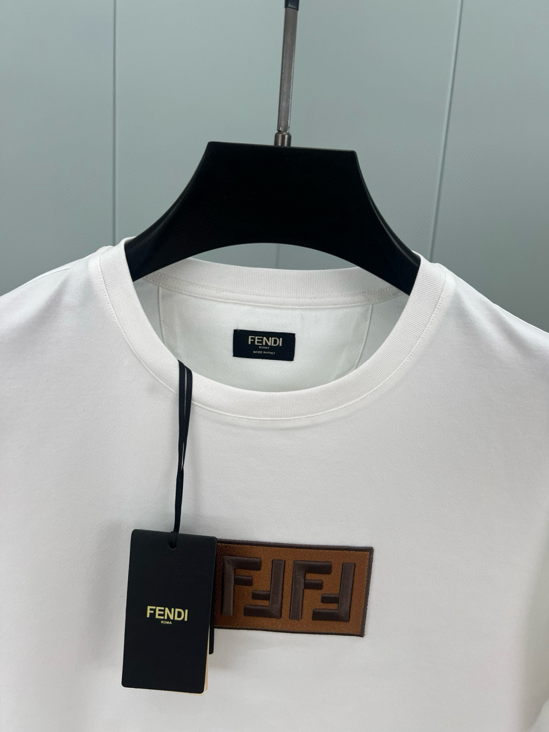 Fendi 春夏男装正面饰经典FF刺绣logo短袖T恤，定制丝线、进口机专机刺绣、衣身两侧有开叉设计，打