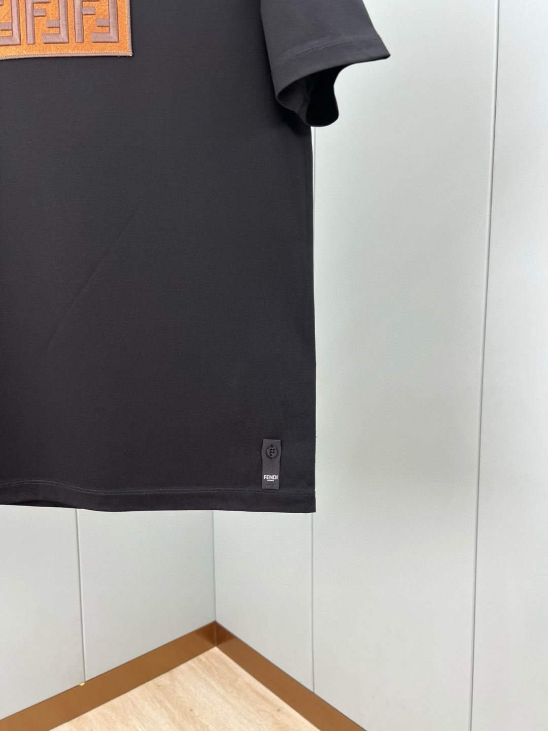 Fendi 春夏男装正面饰经典FF刺绣logo短袖T恤，定制丝线、进口机专机刺绣、衣身两侧有开叉设计，打