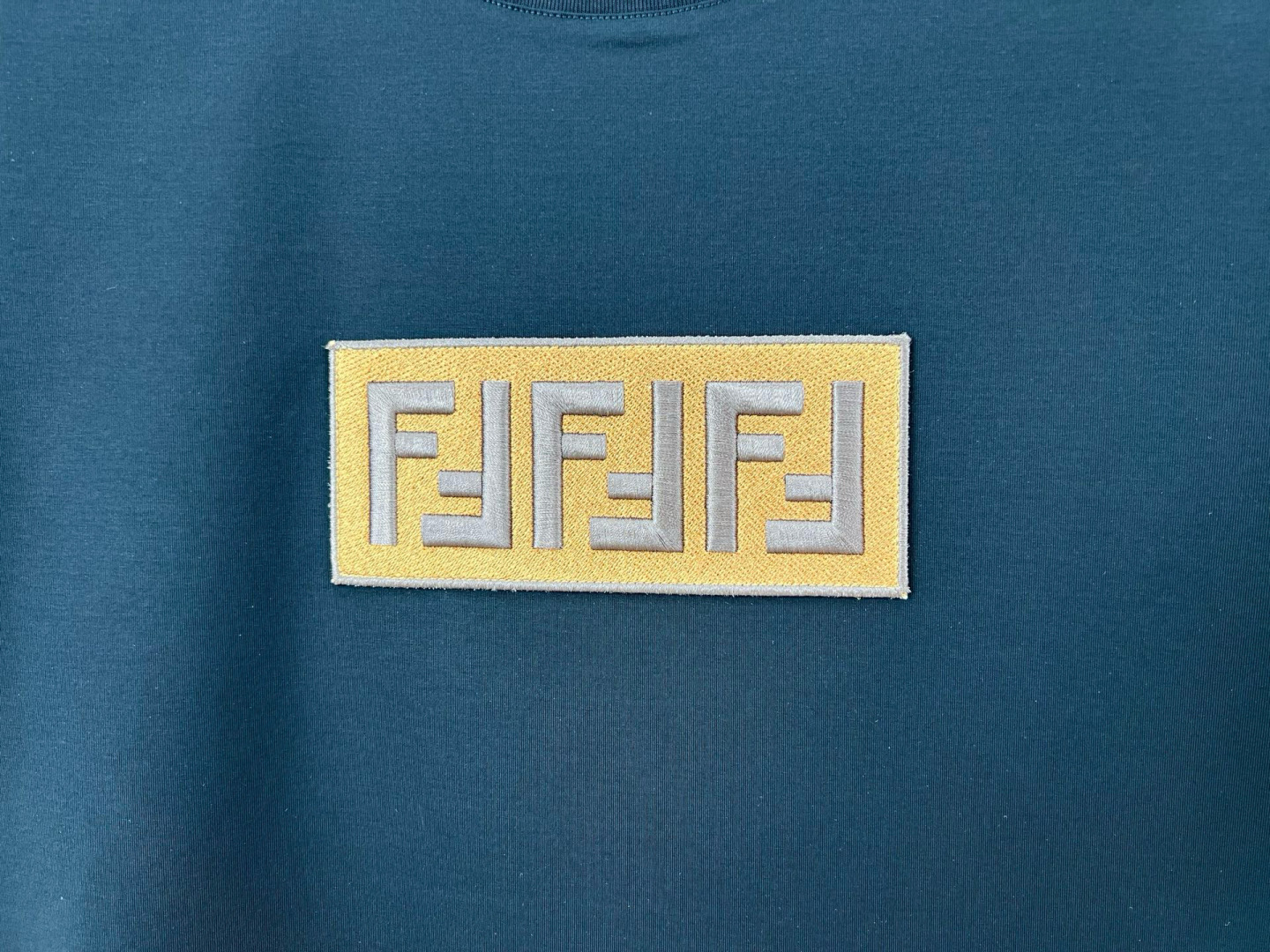 Fendi 春夏男装正面饰经典FF刺绣logo短袖T恤，定制丝线、进口机专机刺绣、衣身两侧有开叉设计，打