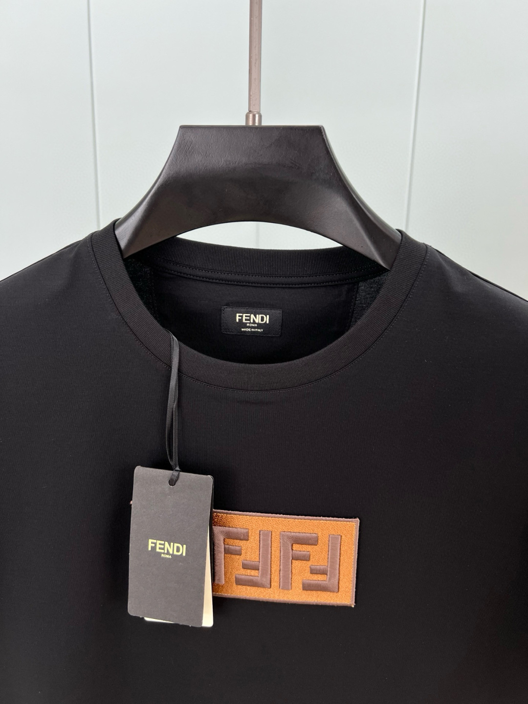 Fendi 春夏男装正面饰经典FF刺绣logo短袖T恤，定制丝线、进口机专机刺绣、衣身两侧有开叉设计，打