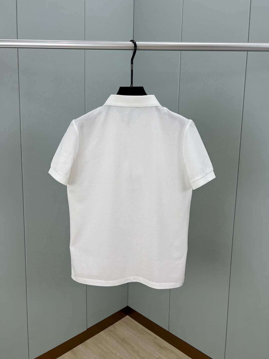 Moncler 25春夏新品大标马赛克刺绣标识标识Polo衫，领口饰有三扣门襟，定制60支双丝光珠地棉面