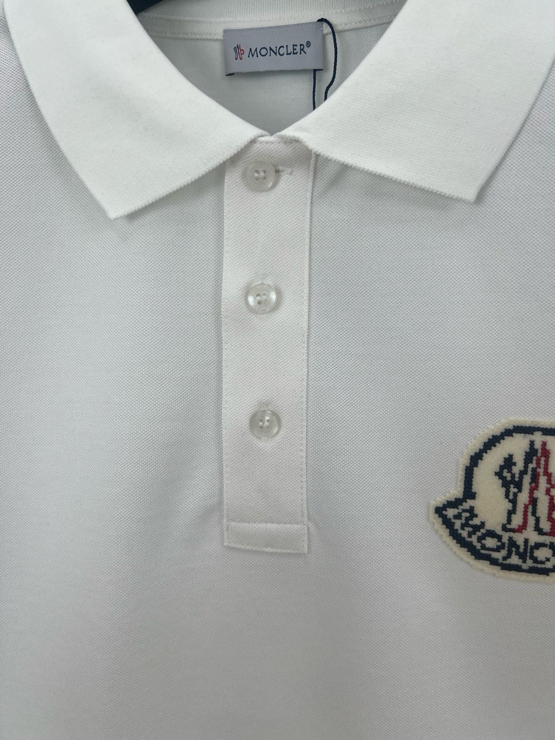 Moncler 25春夏新品大标马赛克刺绣标识标识Polo衫，领口饰有三扣门襟，定制60支双丝光珠地棉面