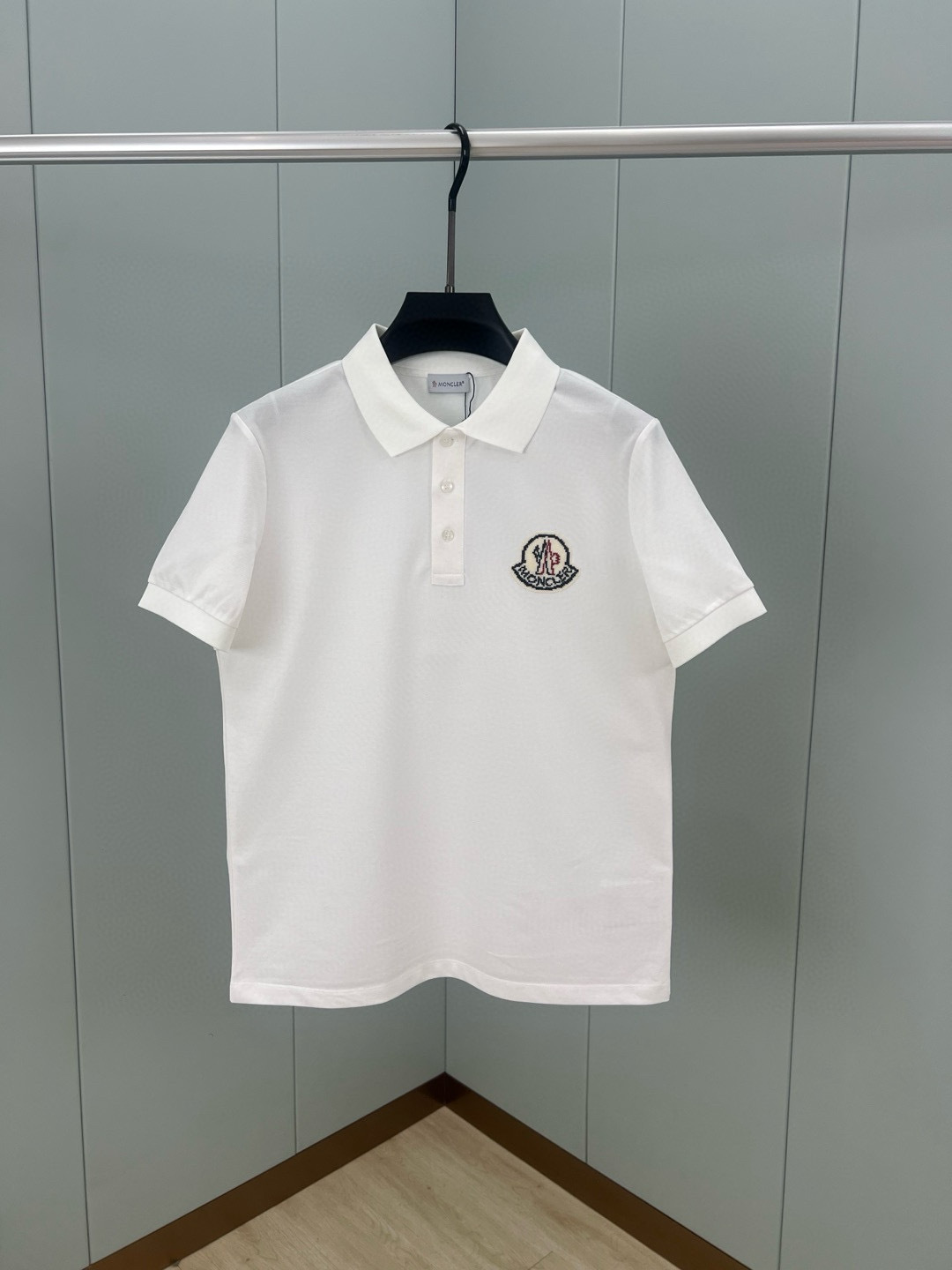 Moncler 25春夏新品大标马赛克刺绣标识标识Polo衫，领口饰有三扣门襟，定制60支双丝光珠地棉面