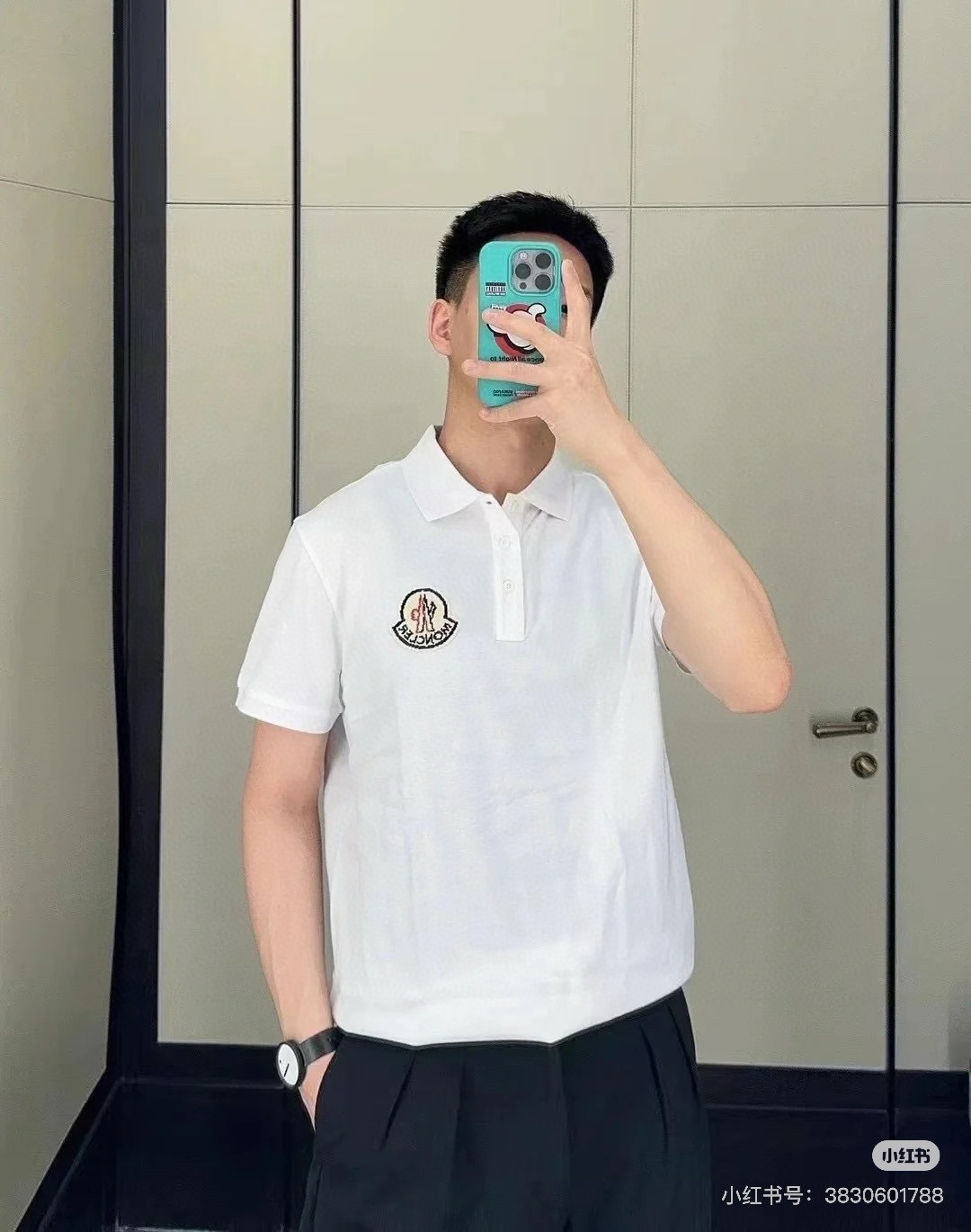 Moncler 25春夏新品大标马赛克刺绣标识标识Polo衫，领口饰有三扣门襟，定制60支双丝光珠地棉面