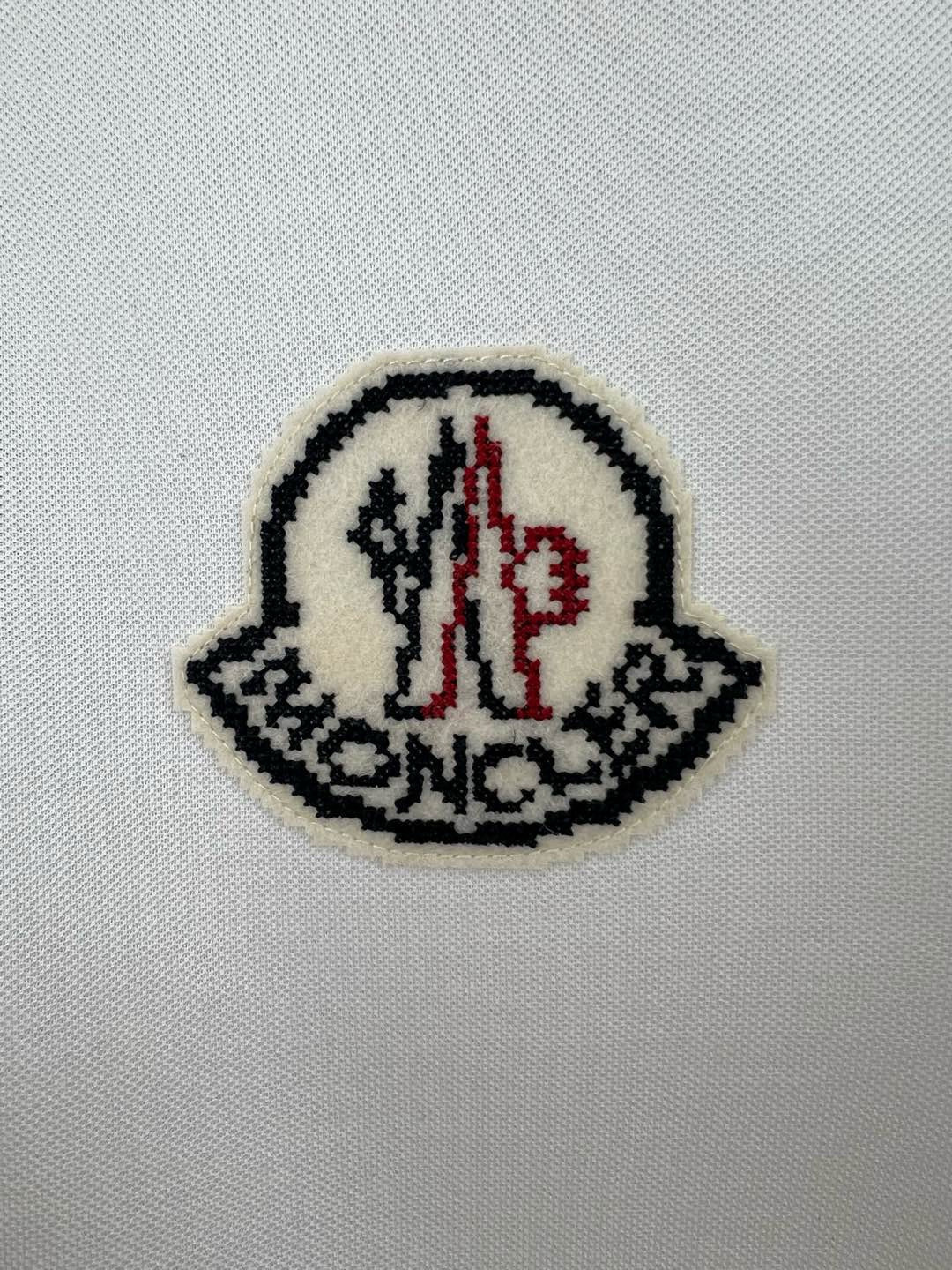 Moncler 25春夏新品大标马赛克刺绣标识标识Polo衫，领口饰有三扣门襟，定制60支双丝光珠地棉面