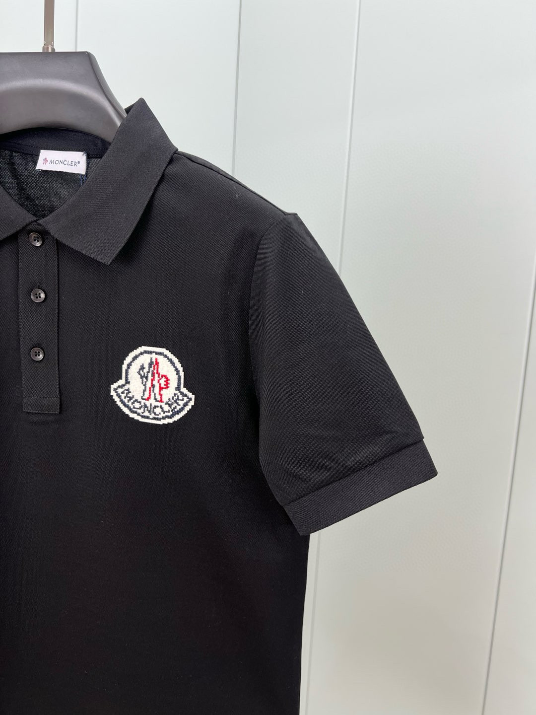 Moncler 25春夏新品大标马赛克刺绣标识标识Polo衫，领口饰有三扣门襟，定制60支双丝光珠地棉面