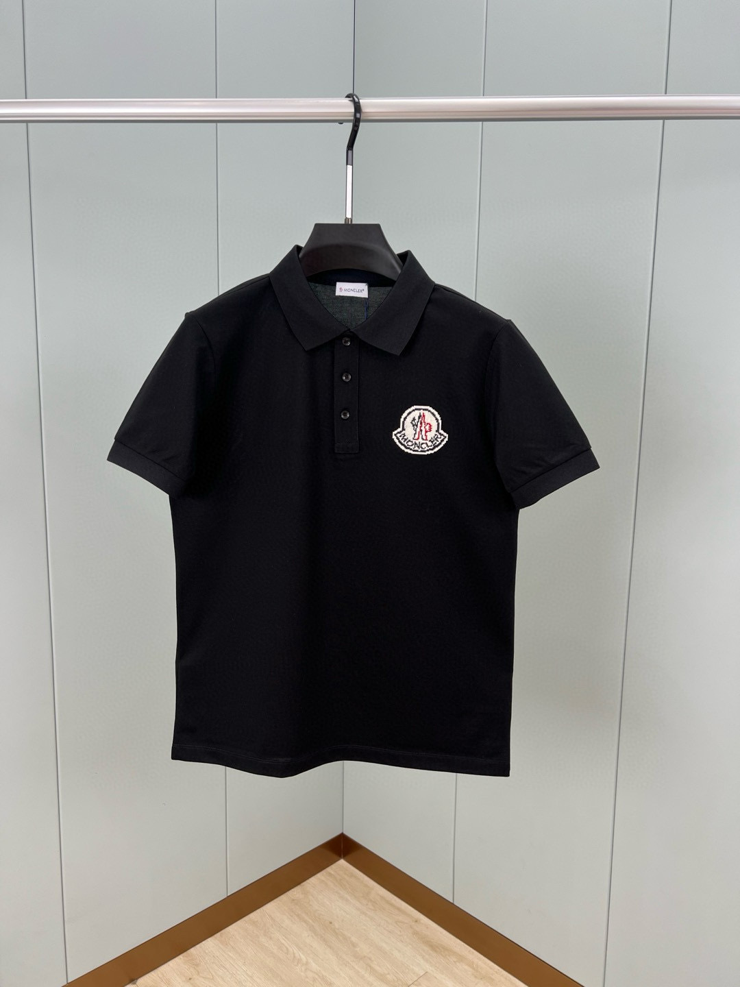 Moncler 25春夏新品大标马赛克刺绣标识标识Polo衫，领口饰有三扣门襟，定制60支双丝光珠地棉面
