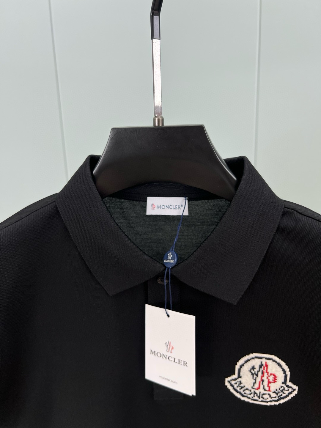 Moncler 25春夏新品大标马赛克刺绣标识标识Polo衫，领口饰有三扣门襟，定制60支双丝光珠地棉面