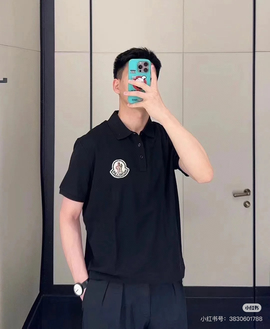 Moncler 25春夏新品大标马赛克刺绣标识标识Polo衫，领口饰有三扣门襟，定制60支双丝光珠地棉面