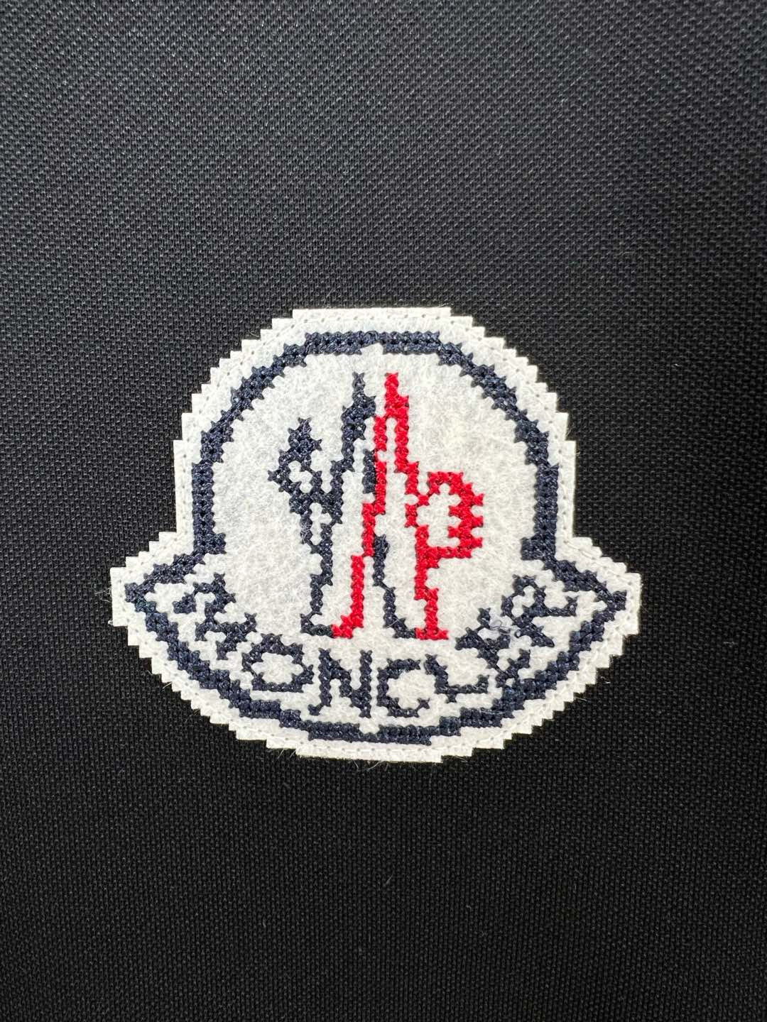 Moncler 25春夏新品大标马赛克刺绣标识标识Polo衫，领口饰有三扣门襟，定制60支双丝光珠地棉面