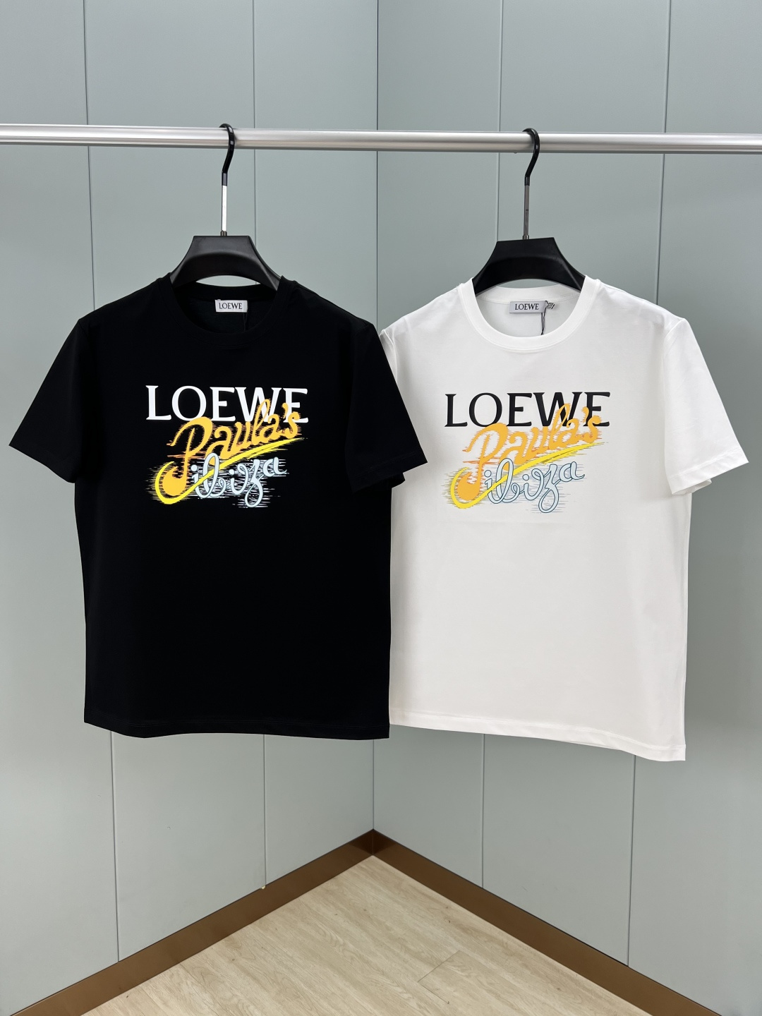 Loewe.罗意威 25夏季新品数码印花标识短袖T恤，正面饰有 LOEWE Paula’s Ibiza数