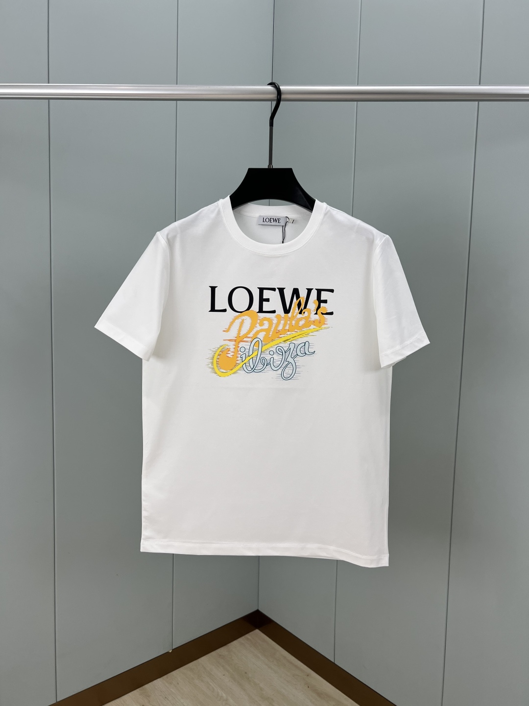 Loewe.罗意威 25夏季新品数码印花标识短袖T恤，正面饰有 LOEWE Paula’s Ibiza数
