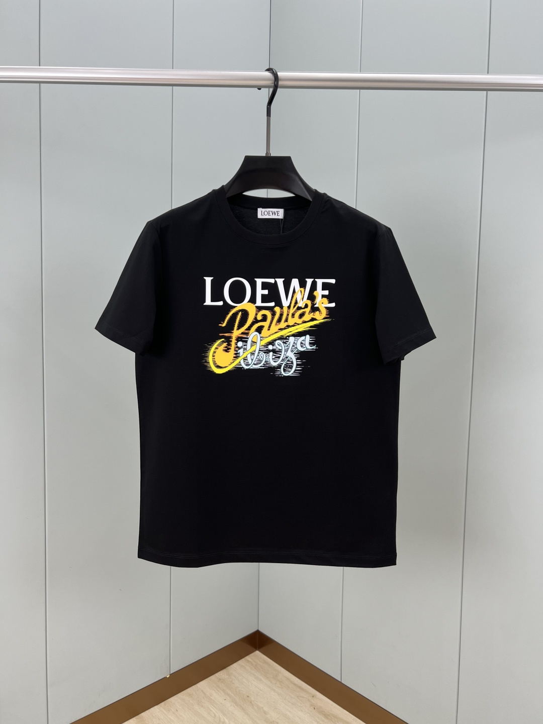 Loewe.罗意威 25夏季新品数码印花标识短袖T恤，正面饰有 LOEWE Paula’s Ibiza数