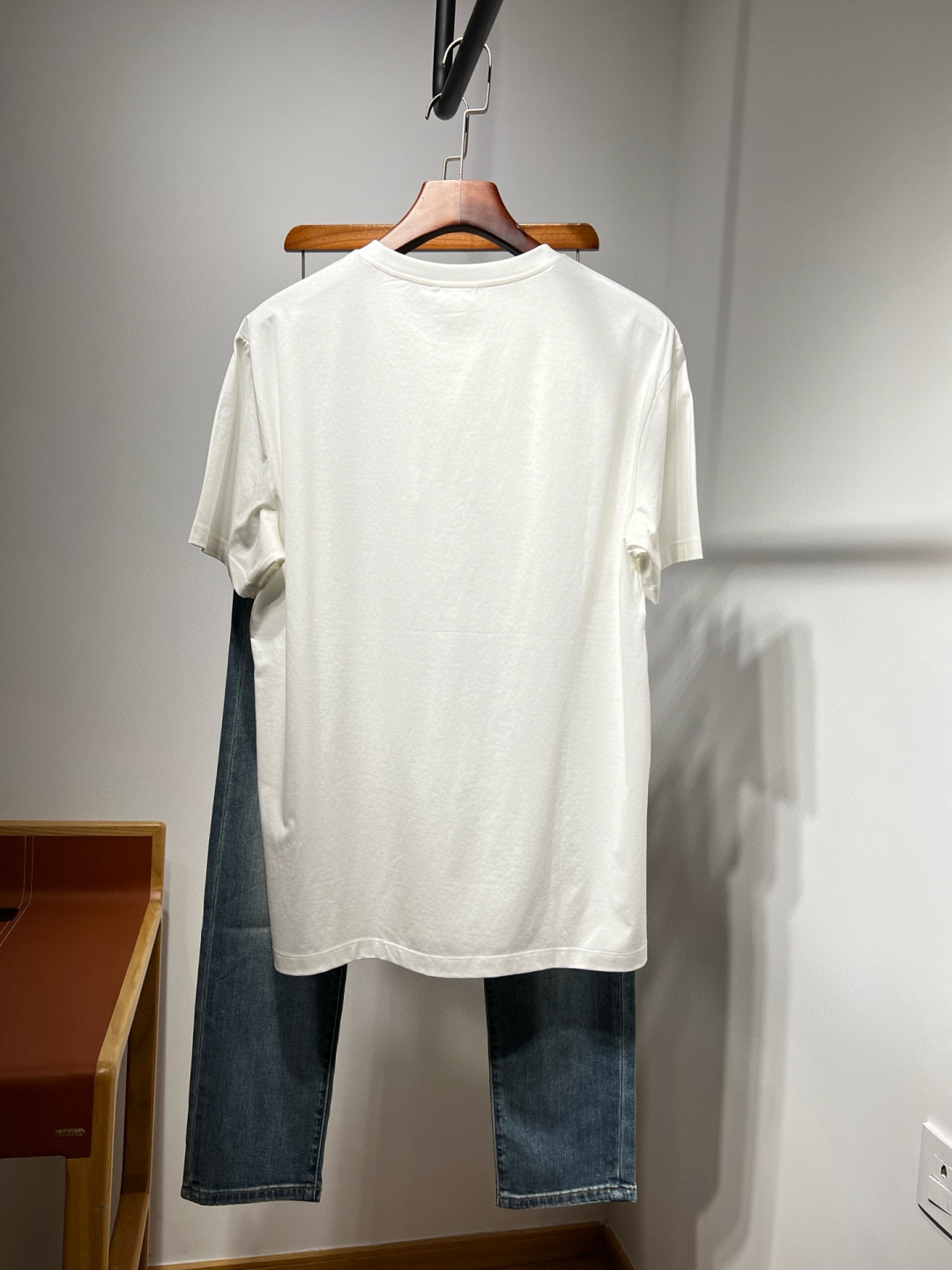 【新品】原单渠道 匠心之作！2025ss Pra丝光棉圆领短袖金色铁标装饰T恤，极简商务休闲风格来自PD