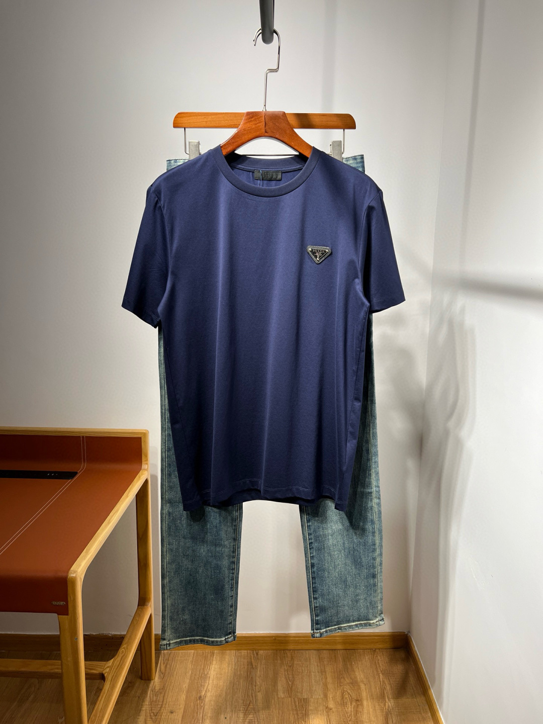 【新品】原单渠道 匠心之作！2025ss Pra丝光棉圆领短袖金色铁标装饰T恤，极简商务休闲风格来自PD