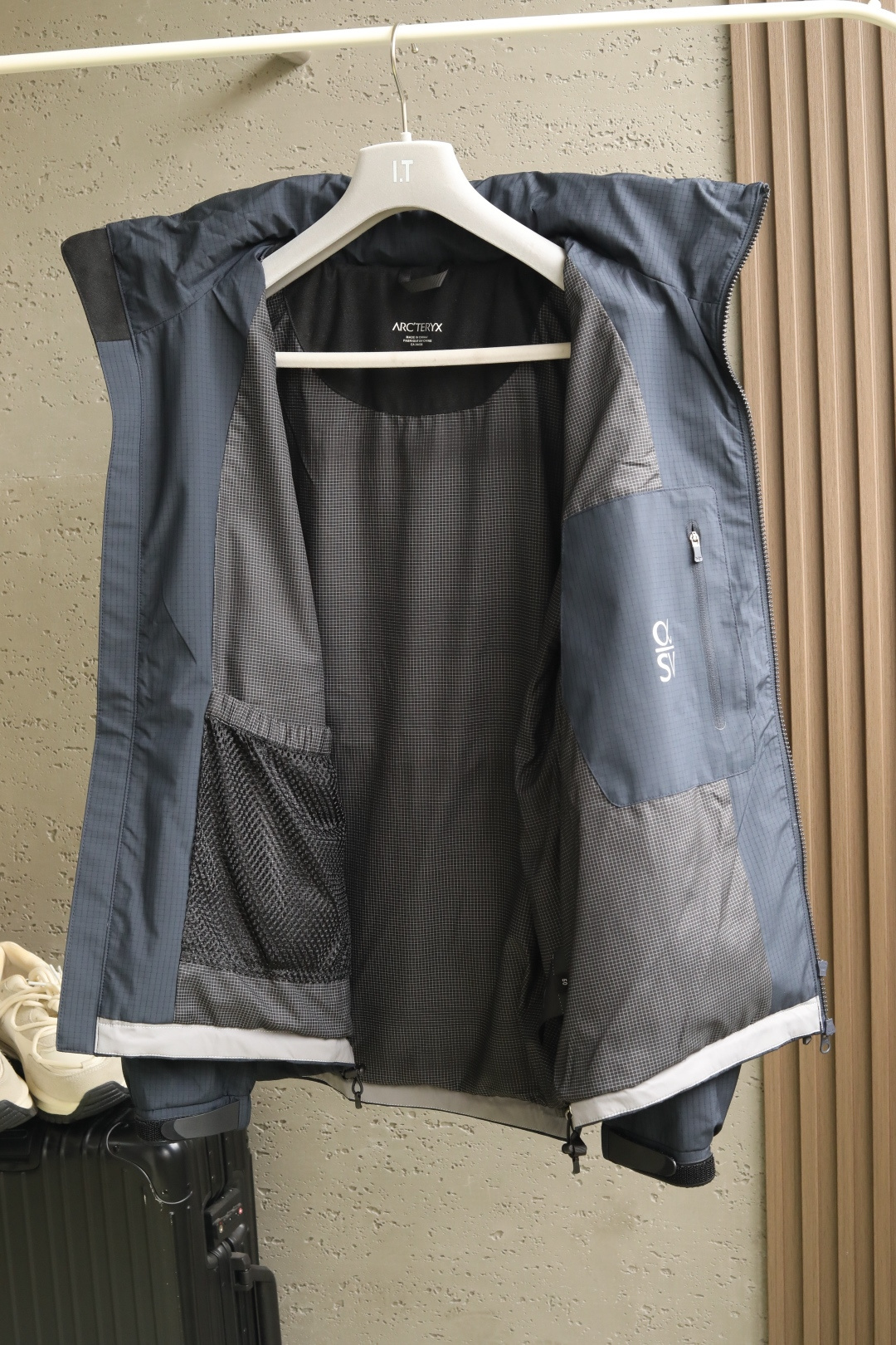 Arc*t2025 最新秋冬系列双色轻薄防水防风外套精选轻薄图层面料，经纬线分明的材质结合科技镀层，带来