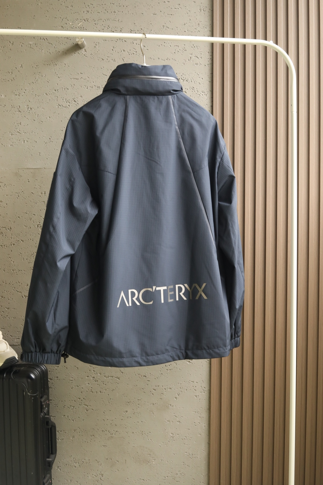 Arc*t2025 最新秋冬系列双色轻薄防水防风外套精选轻薄图层面料，经纬线分明的材质结合科技镀层，带来