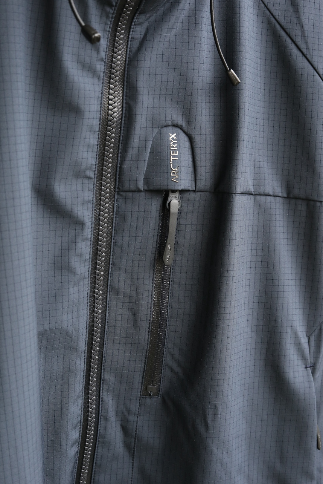 Arc*t2025 最新秋冬系列双色轻薄防水防风外套精选轻薄图层面料，经纬线分明的材质结合科技镀层，带来