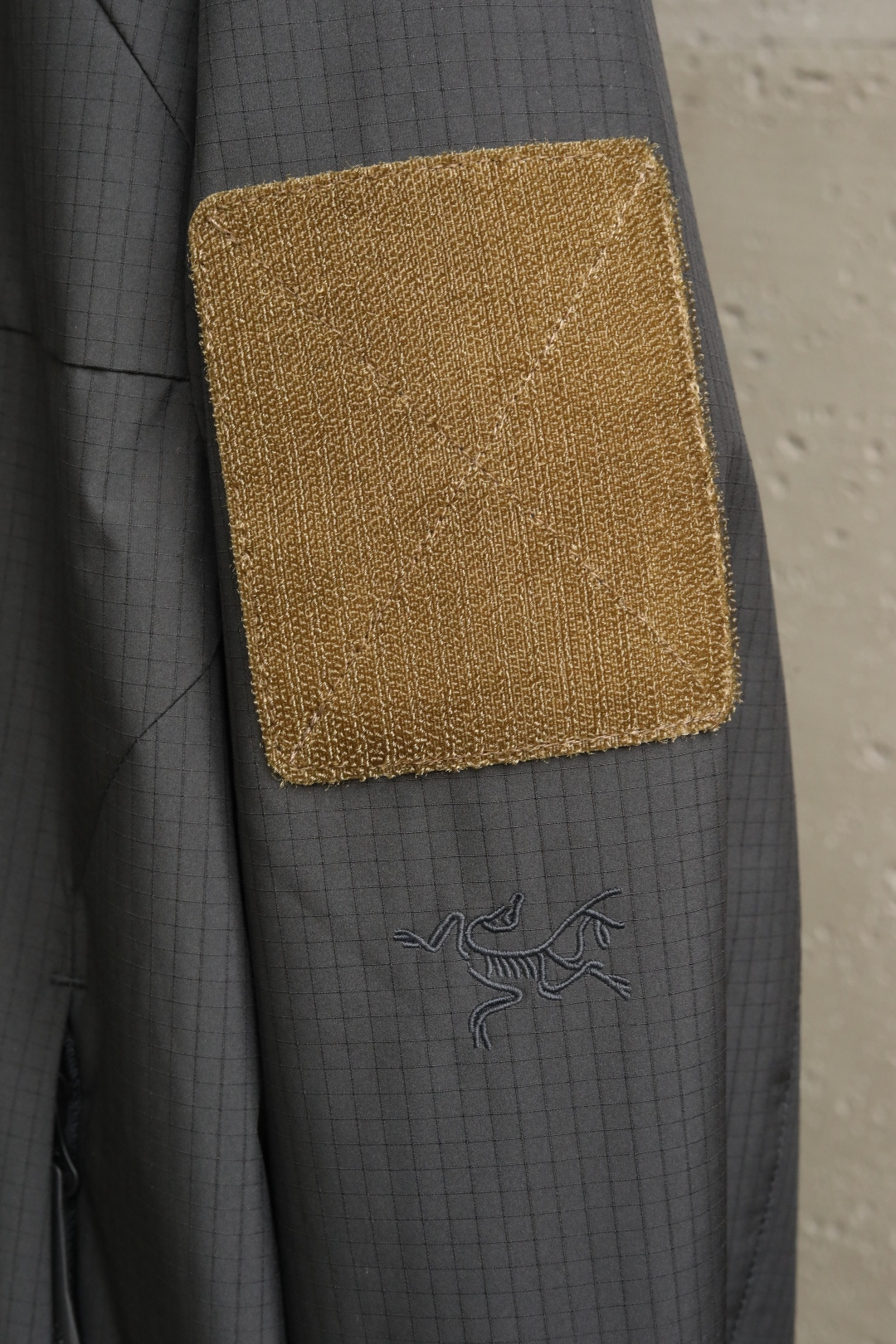 Arc*t2025 最新秋冬系列双色轻薄防水防风外套精选轻薄图层面料，经纬线分明的材质结合科技镀层，带来