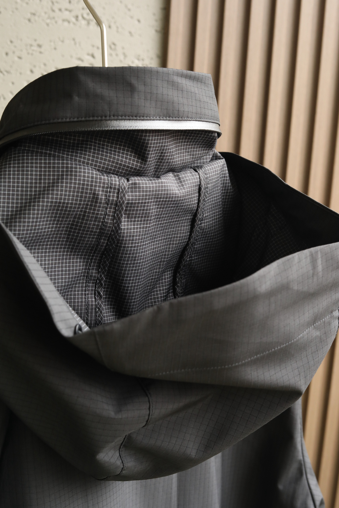 Arc*t2025 最新秋冬系列双色轻薄防水防风外套精选轻薄图层面料，经纬线分明的材质结合科技镀层，带来