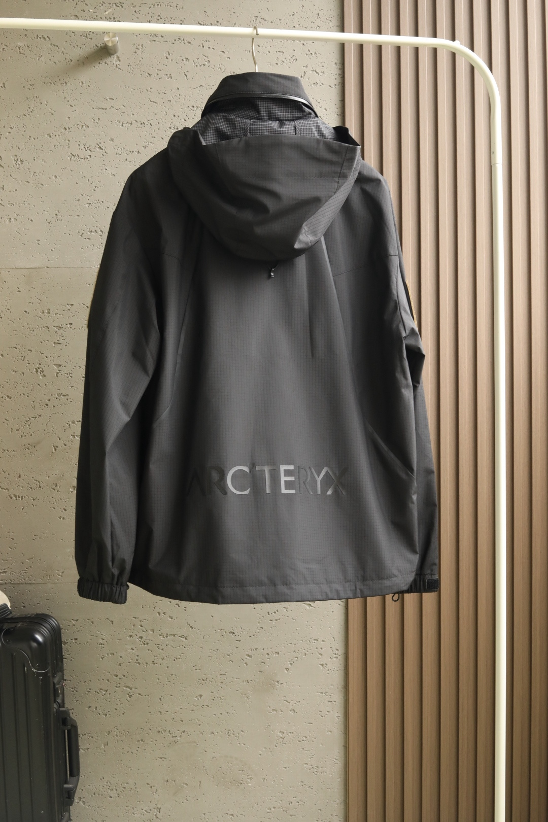 Arc*t2025 最新秋冬系列双色轻薄防水防风外套精选轻薄图层面料，经纬线分明的材质结合科技镀层，带来