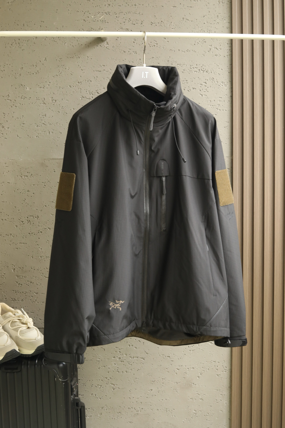 Arc*t2025 最新秋冬系列双色轻薄防水防风外套精选轻薄图层面料，经纬线分明的材质结合科技镀层，带来