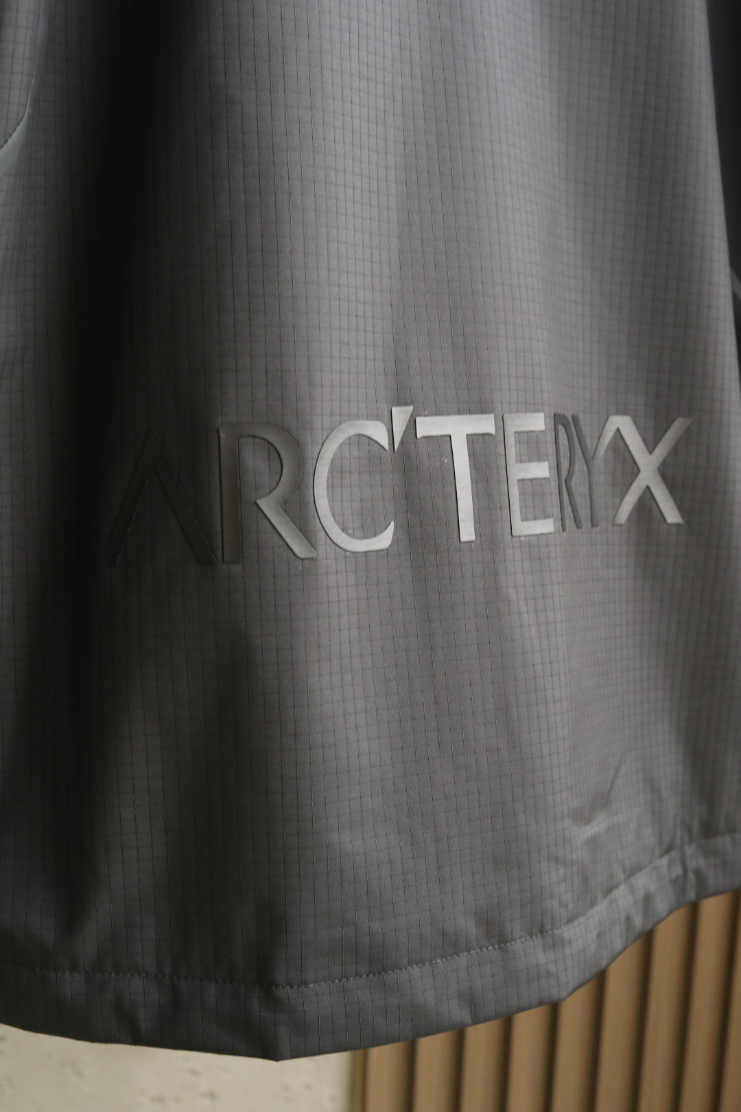 Arc*t2025 最新秋冬系列双色轻薄防水防风外套精选轻薄图层面料，经纬线分明的材质结合科技镀层，带来