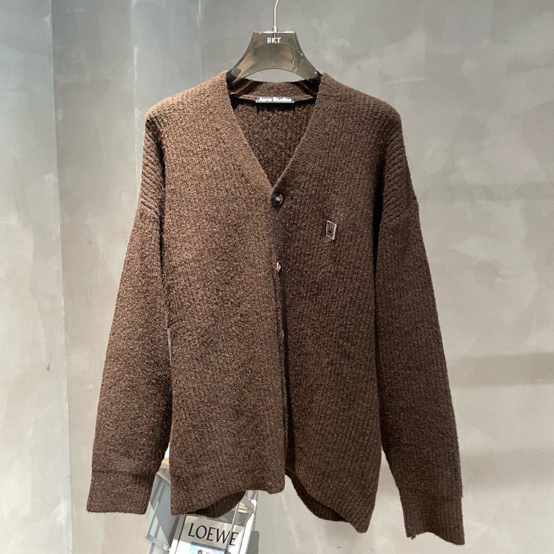 Acne Studios🌟秋冬新款开衫毛衣长袖🆕采用优质面料，超级柔软亲肤！内里走线工整细致，高端百搭款