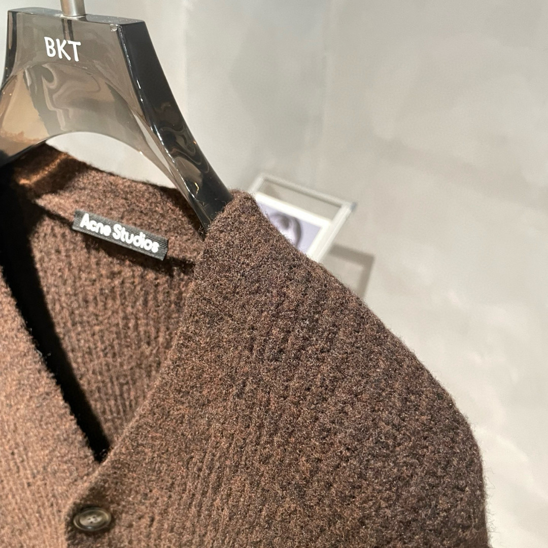 Acne Studios🌟秋冬新款开衫毛衣长袖🆕采用优质面料，超级柔软亲肤！内里走线工整细致，高端百搭款