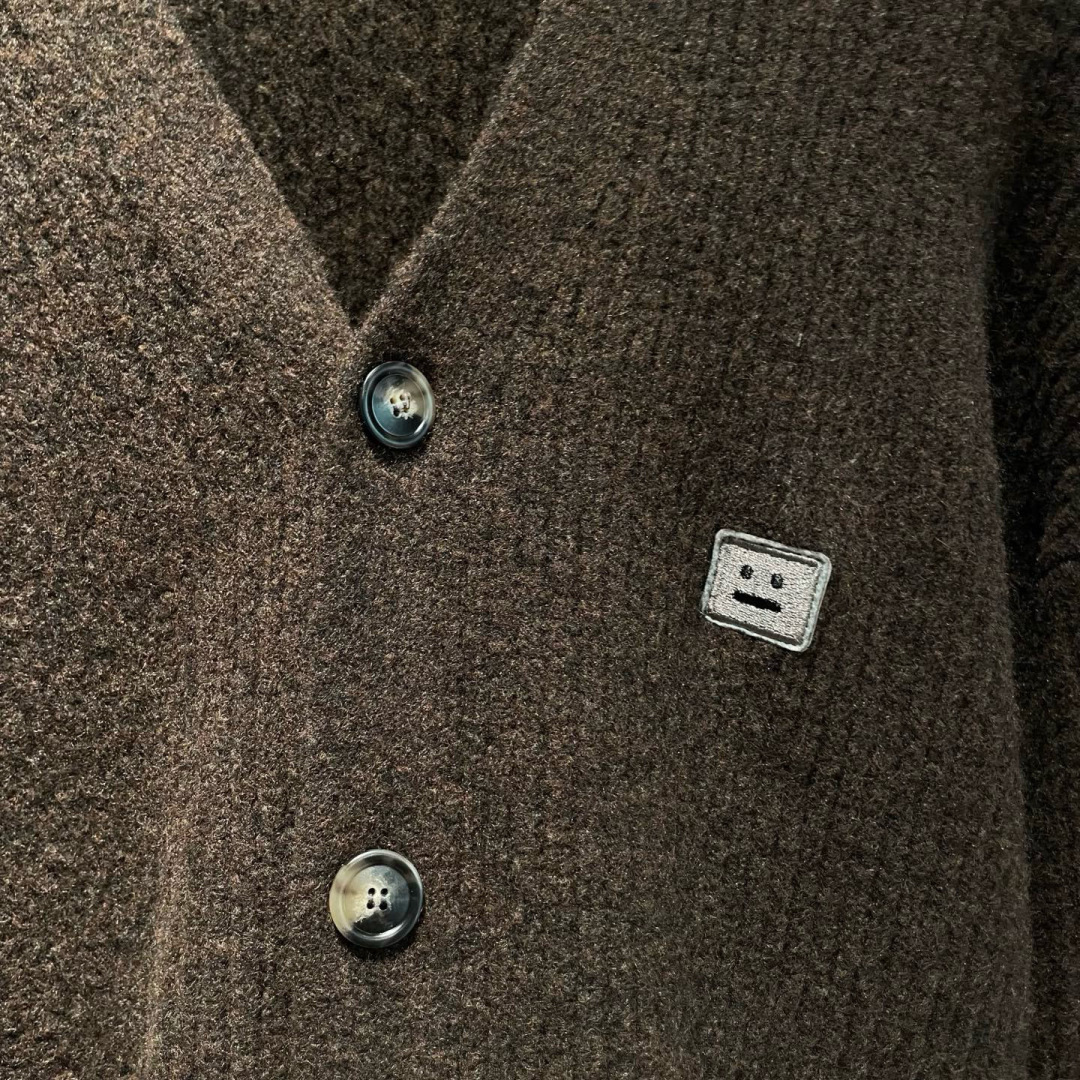 Acne Studios🌟秋冬新款开衫毛衣长袖🆕采用优质面料，超级柔软亲肤！内里走线工整细致，高端百搭款