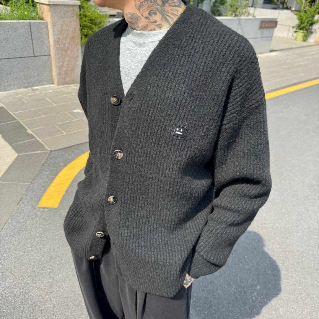 Acne Studios🌟秋冬新款开衫毛衣长袖🆕采用优质面料，超级柔软亲肤！内里走线工整细致，高端百搭款