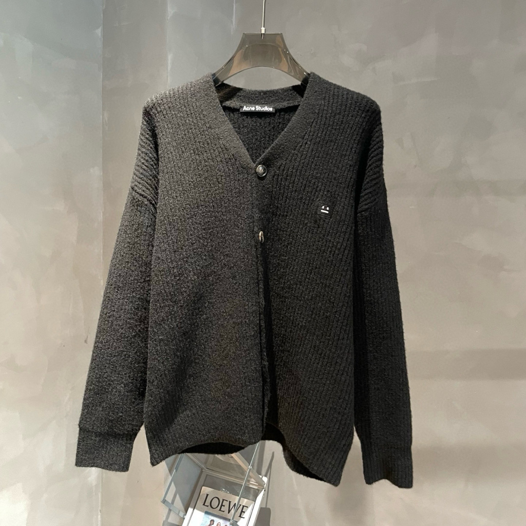Acne Studios🌟秋冬新款开衫毛衣长袖🆕采用优质面料，超级柔软亲肤！内里走线工整细致，高端百搭款