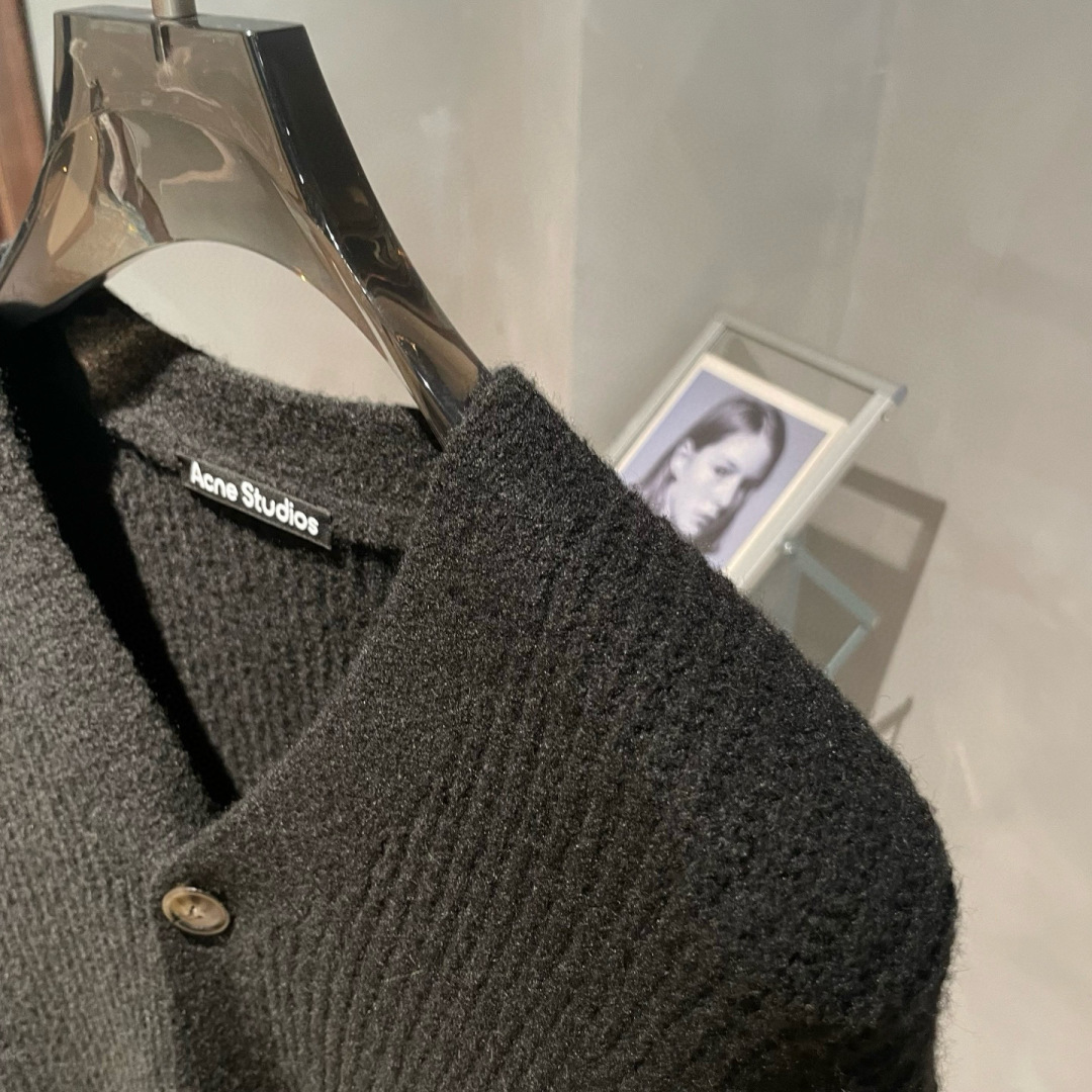 Acne Studios🌟秋冬新款开衫毛衣长袖🆕采用优质面料，超级柔软亲肤！内里走线工整细致，高端百搭款