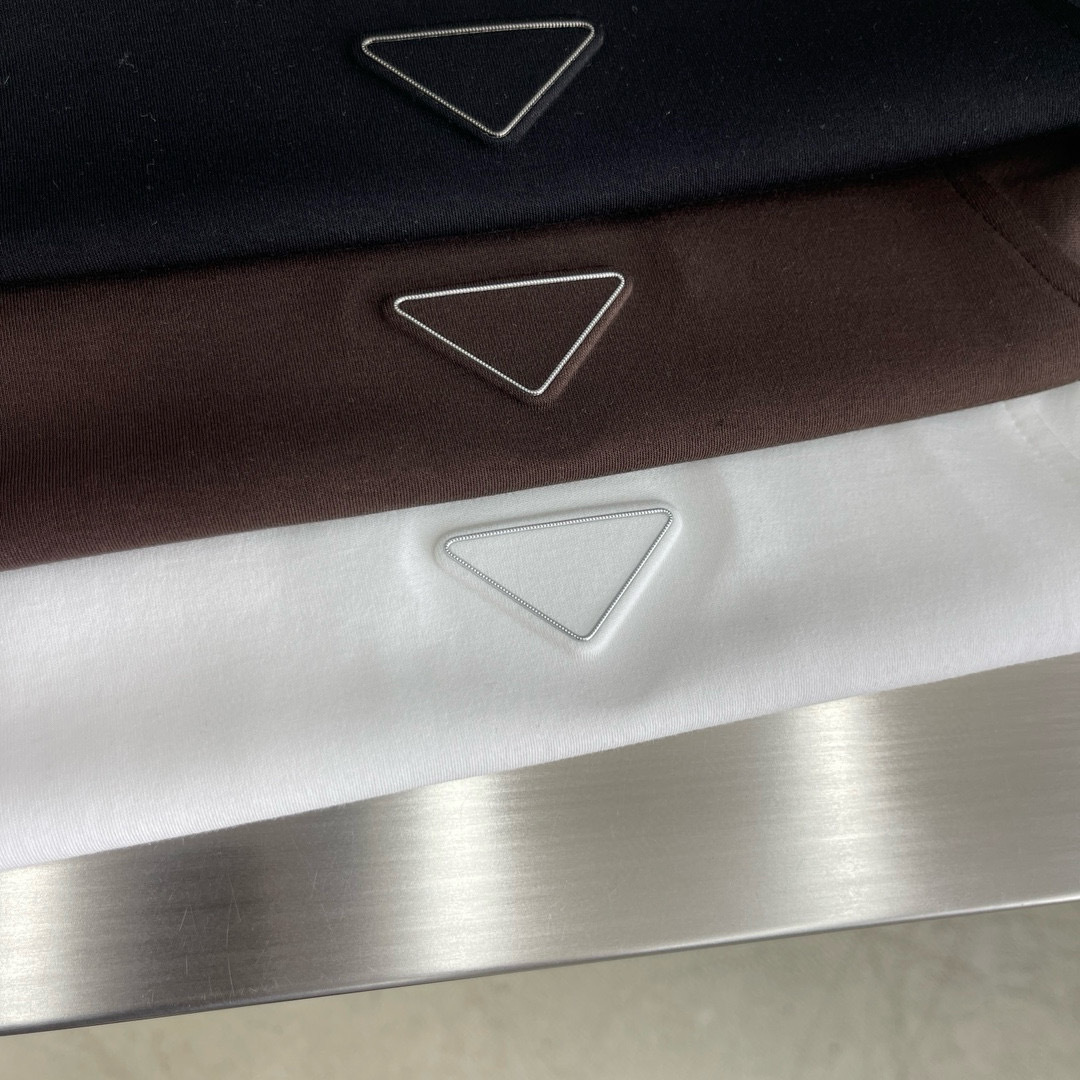 PRAD 2025秋冬打底系列尺码: M-5XL版型：长袖打底T克重：245克重成份：莫代尔双面面料 工