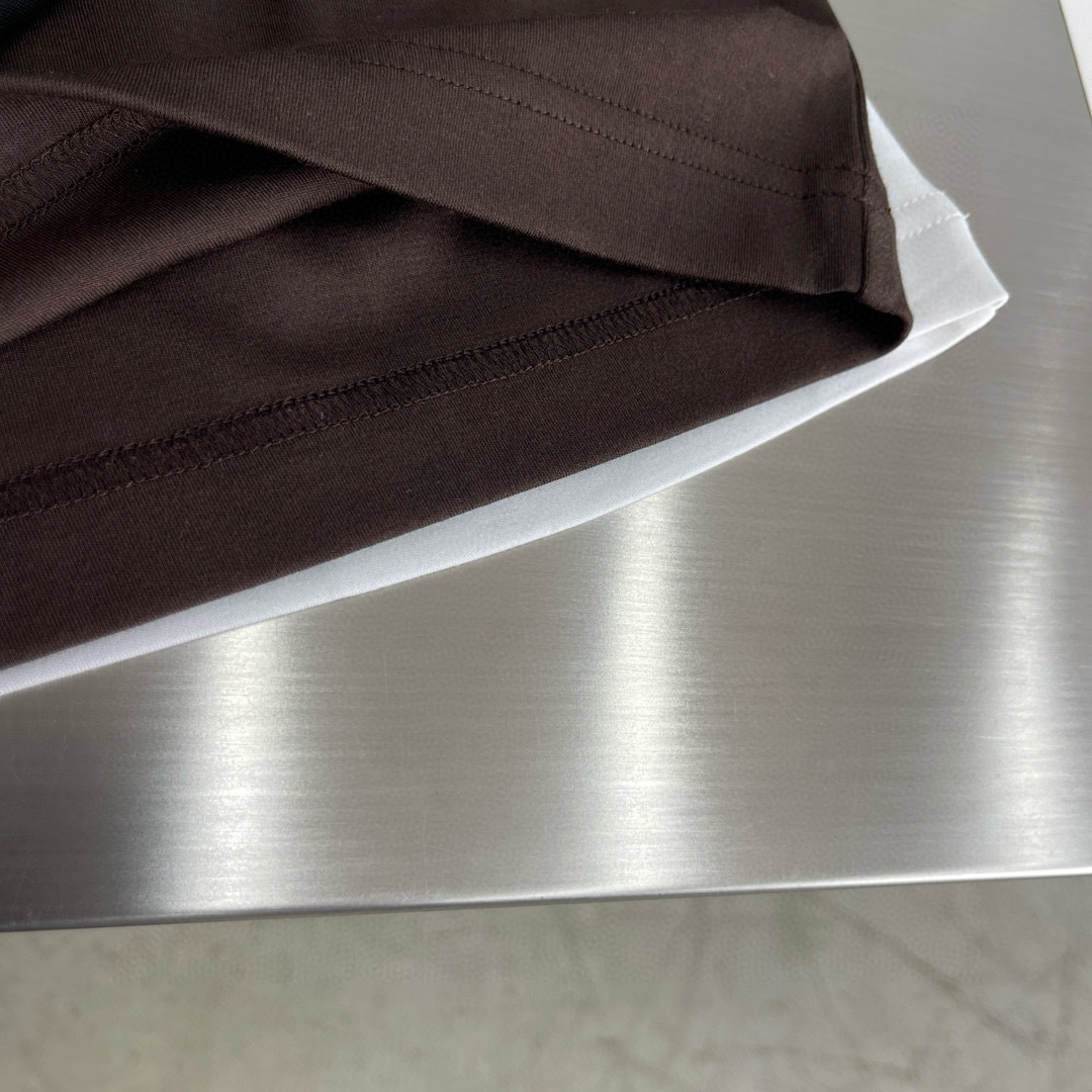 PRAD 2025秋冬打底系列尺码: M-5XL版型：长袖打底T克重：245克重成份：莫代尔双面面料 工