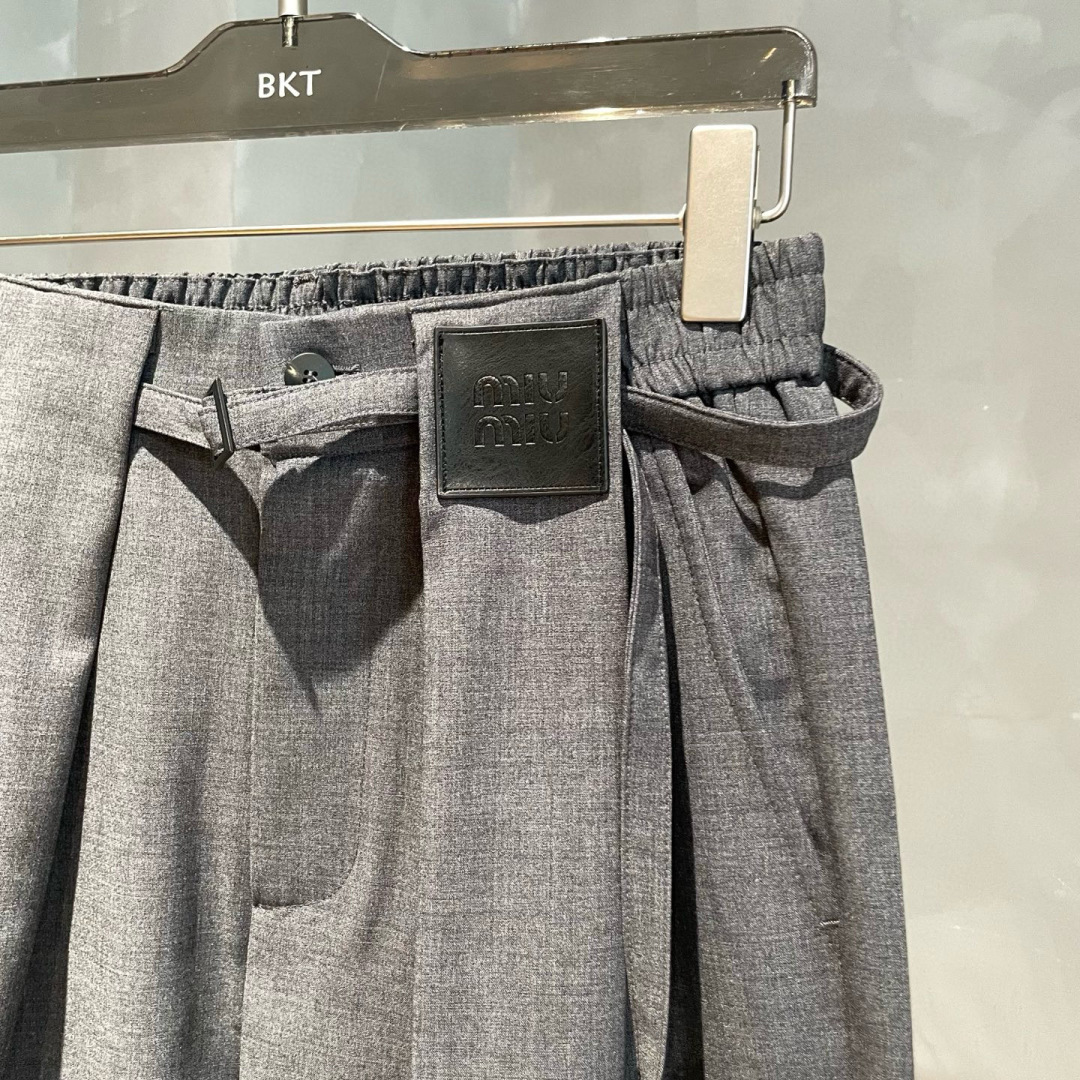 MiuMiu🌟秋季新款休闲西裤🆕采用优质面料，具有质感，松紧腰带设计，超级时尚洋气！码数：M-2XL男女