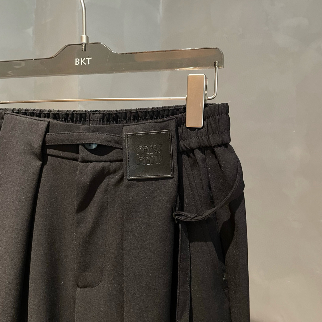 MiuMiu🌟秋季新款休闲西裤🆕采用优质面料，具有质感，松紧腰带设计，超级时尚洋气！码数：M-2XL男女